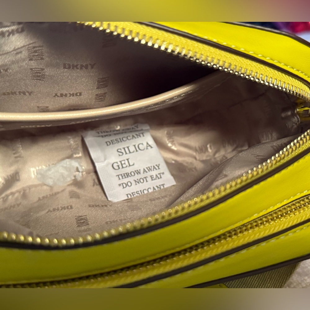 DKNY NWT Stunning Vibrant Yellow Chartreuse Camera Crossbody Bag & Pouch (P179) - Picture 10 of 11
